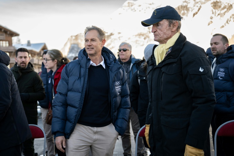 Edgar Gropiron (à gauche) et des membres de la Commission de coordination du CIO pour les Jeux olympiques d’hiver Alpes françaises 2030 accompagnés de Jean-Claude Killy (à droite), ancien champion olympique de ski, à Val d'Isère (France), le 1er décembre 2025.