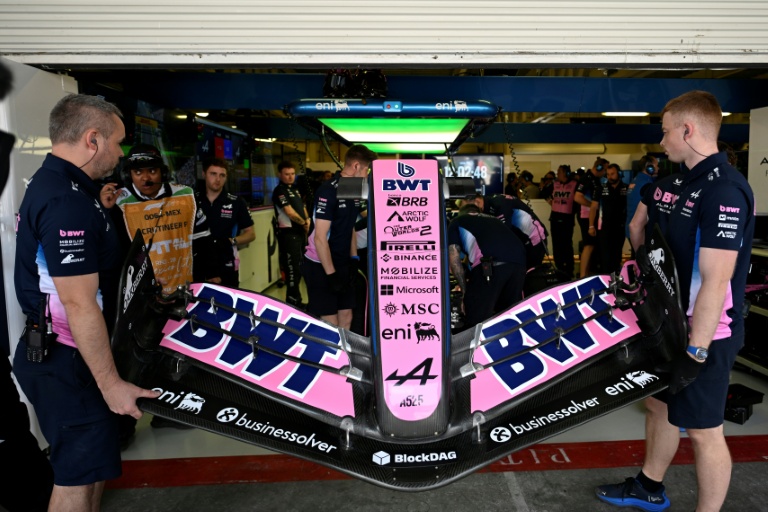 Les mécaniciens d'Alpine changent le nez de la monoplace de Franco Colapinto lors des essais libres du Grand Prix du Mexique le 25 octobre 2025 à Mexico