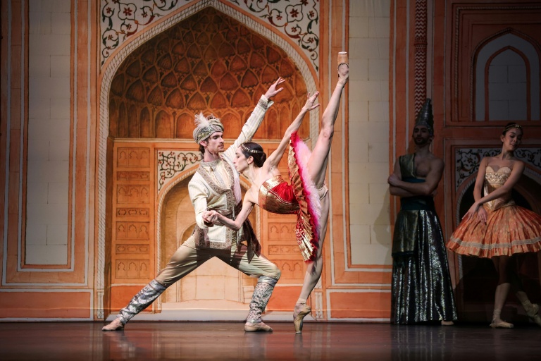 La prima ballerina Romina Contreras et le danseur principal Ige Cornelis, lors de la soirée d'ouverture du ballet « Ma Bayadère », une création du danseur et chorégraphe français Jean-Christophe Maillot, à Monaco, le 26 décembre 2025