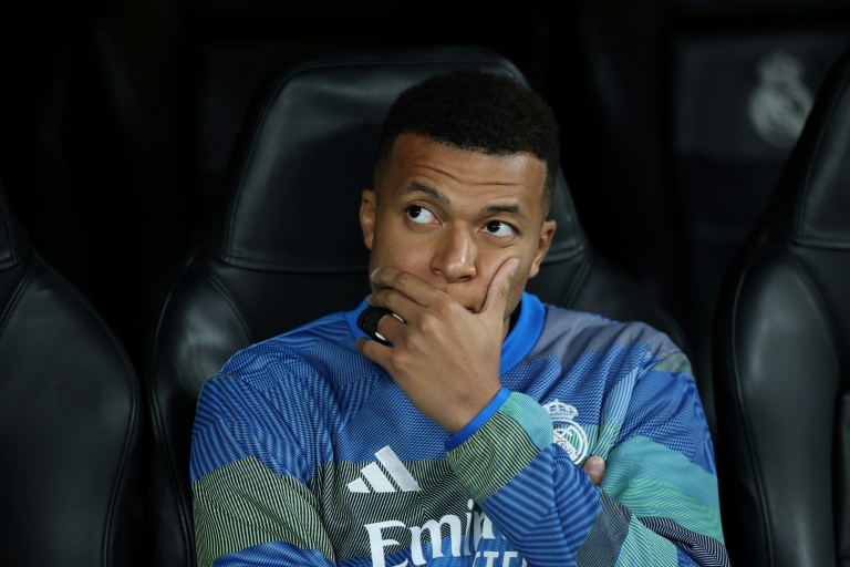 La star du Real Madrid Kylian Mbappé, diminiuée et resté sur le banc, lors du match contre Manchester City, le 10 décembre 2025 au stade Santiago Bernabeu