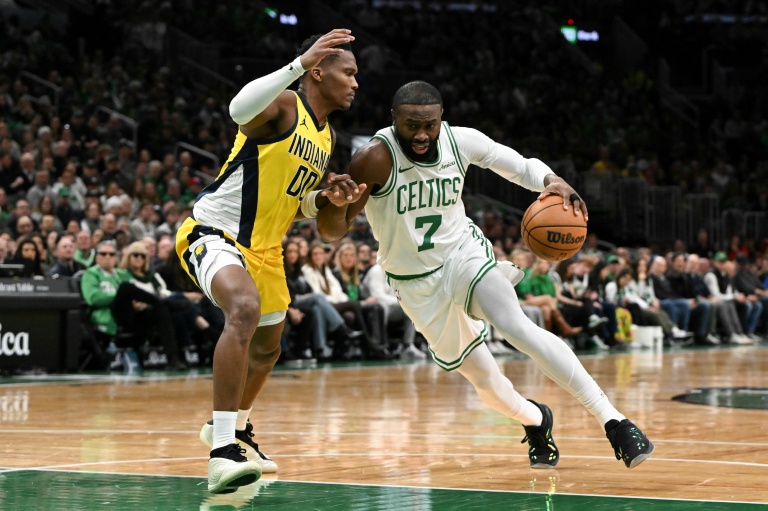 Jaylen Brown (d) lors du match de NBA des Boston Celtics contre les Indiana Pacers, le 22 décembre 2025 à Boston