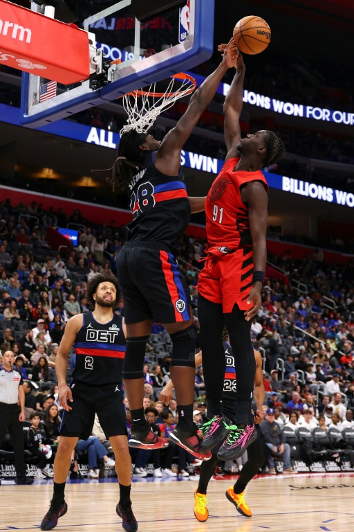 Sidy Cissoko (d.), l'ailier français des Portland Trail Blazers, est contré par Isaiah Stewart, le pivot des Detroit Pistons, durant un match de NBA, à Détroit, le 5 décembre 2025