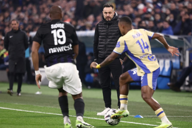 Les joueurs de Marseille et de Toulouse s'affrontent en L1 sous les yeux du coach olympien Roberto De Zerbi au Stade Vélodrome le 29 novembre 2025 à Marseille en France