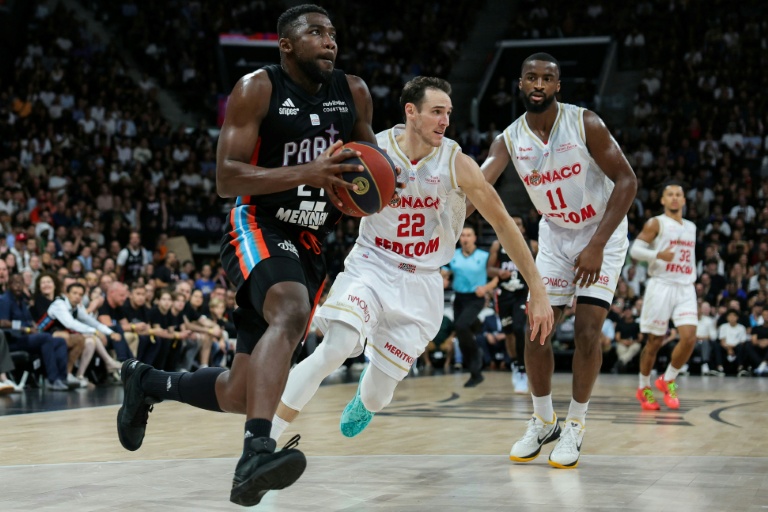 L'arrière du Paris Basketball Yakuba Ouattara contre son ancienne équipe Monaco lors du match 5 de la finale du championnat Elite dans la capitale, le 24 juin 2025