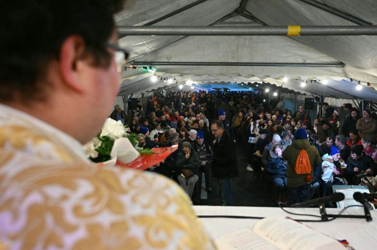 La messe de Noël célébrée sur l'autoroute A64, à Carbonne (Haute-Garonne) le 24 décembre 2025