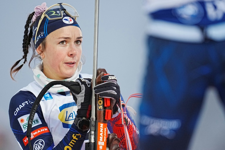 La Française Camille Bened le 7 décembre 2025 dans la poursuite de la Coupe du monde de biathlon à Oestersund en Suède