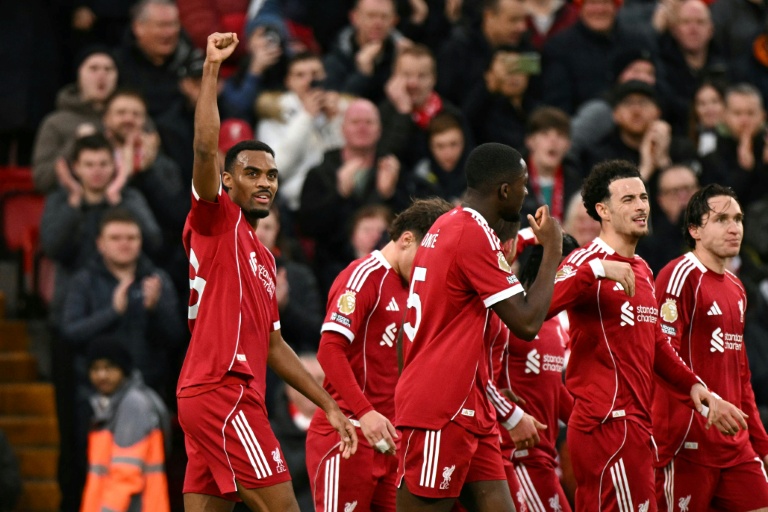 Ryan Gravenberch (gauche) et les joueurs de Liverpool le 27 décembre 2025