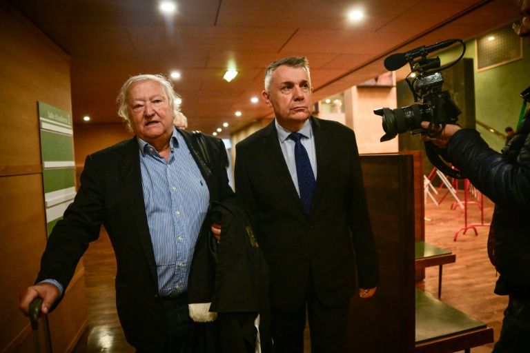 L'ex-premier adjoint à la mairie de Saint-Etienne Gilles Artigues (droite) et son avocat Me André Buffard arrivent à une audience, le 22 septembre 2025 à Lyon