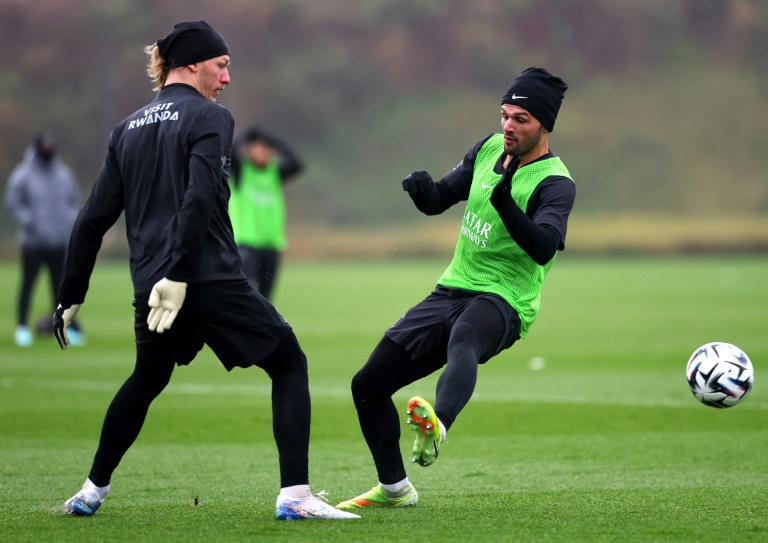 Le gardien russe Matvey Safonov (g.) et l'attaquant portugais Goncalo Ramos lors d'une session d'entraînement du Paris SG, à Poissy, le 4 décembre 2025
