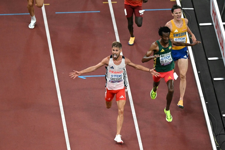 Jimmy Gressier (C) remporte le 10.000m des Mondiaux d'athlétisme de Tokyo, le 14 septembre 2025