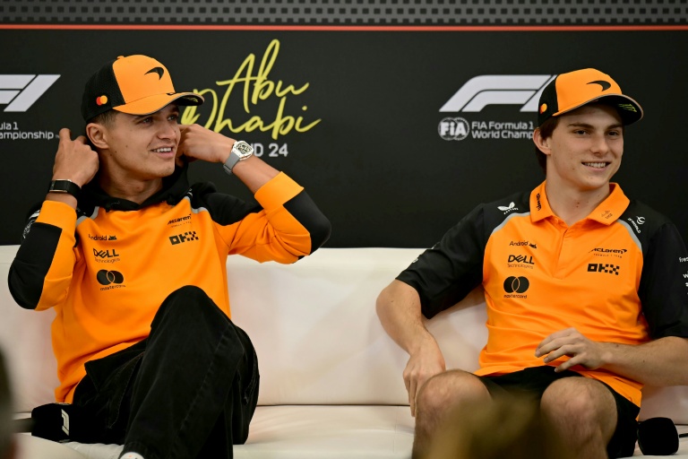 Les pilotes de l'écurie McLaren de Formule 1 Lando Norris (à gauche) et Oscar Piastri (à droite) lors d'une conférence de presse avant le Grand Prix d'Abou Dhabi sur le circuit de Yas Marina le 4 décembre 2025.