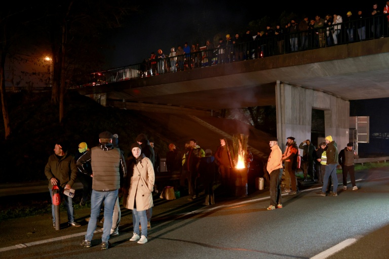 Des agriculteurs manifestent sur l'autroute A63 à Cestas (Gironde) le 14 décembre 2025