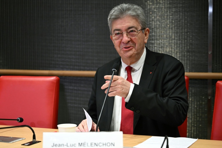 Le leader de La France insoumise Jean-Luc Mélenchon lors de son audition devant la commission d'enquête parlementaire sur des liens supposés entre mouvements politiques et réseaux islamistes, le 6 décembre 2025 à Paris