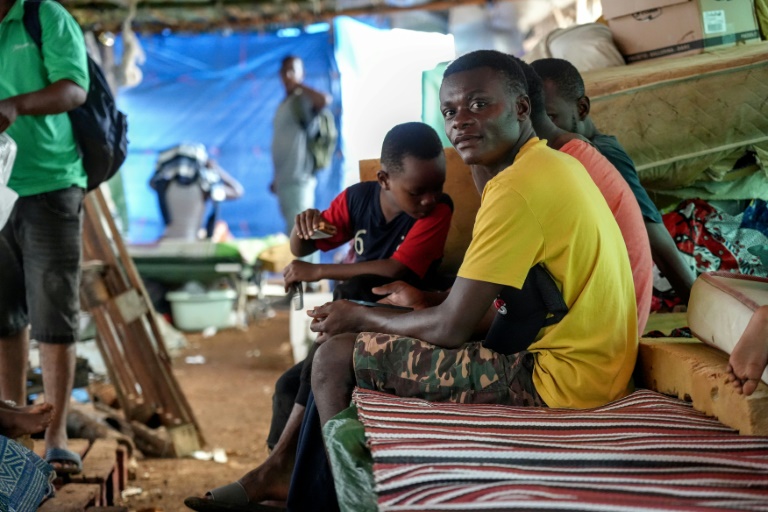 Des migrants africains dans le camp de Tsoundzou 2, à Mamoudzou, sur l'île française de Mayotte