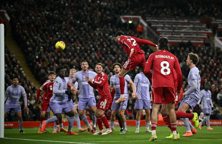 Le Français Hugo Ekitiké marque de la tête pour Liverpool face à Brighton, le 13 décembre 2025 à Anfield