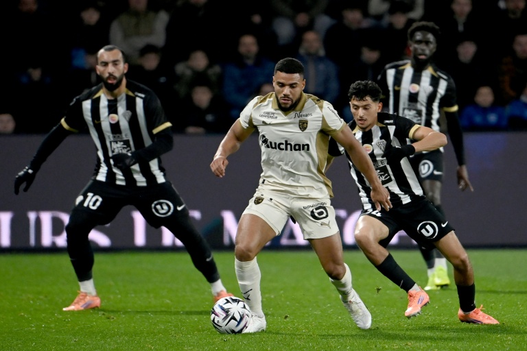 Matthieu Udol (C) lors du match de L1 de Lens contre Angers, le 30 novembre 2025 à Angers