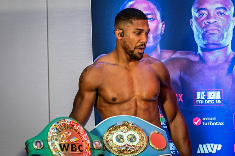 Anthony Joshua lors de la pesée à la veille de son combat contre Jake Paul, le 18 décembre 2025 à Miami