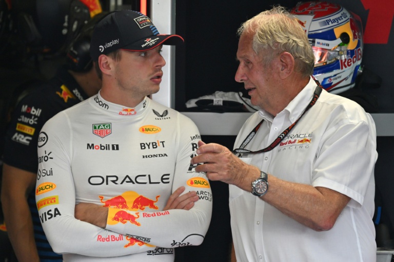 Le pilote de Red Bull Max Verstappen échange avec l'influent Helmut Marko en marge des essais du Grand Prix d'Italie à l'Autodrome de Monza, le 30 août 2024