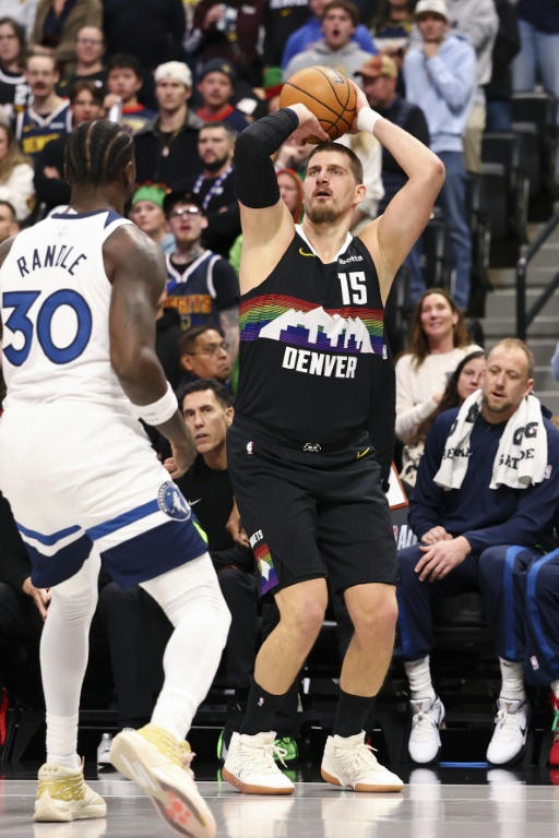 Nikola Jokic (d) au tir lors du match NBA entre les Denver Nuggets et les Minnesota Timberwolves, le 25 décembre 2025 à Denver
