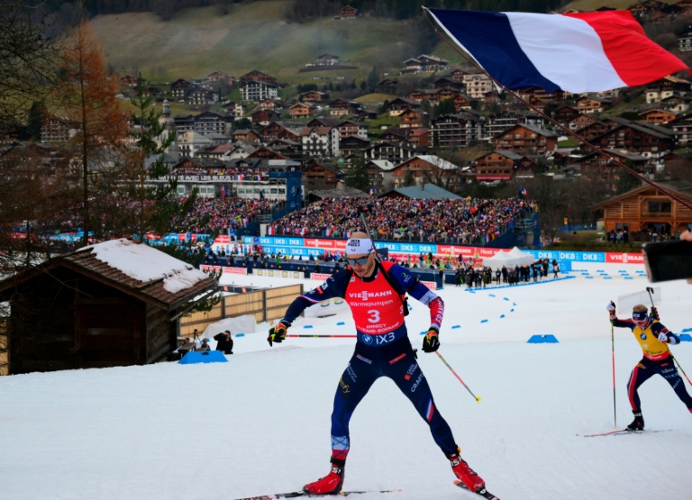 Le Français Emilien Jacquelin en action lors de l'épreuve de poursuite de biathlon le 20 décembre 2025 au Grand Bornand