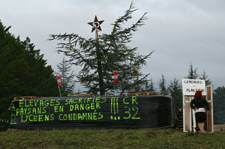 Des agriculteurs de la Coordination rurale bloquent un rond-point à Auch (Gers), le 26 décembre 2025