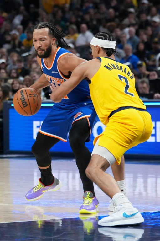 Jalen Brunson (g) face à Andrew Nembhard lors du match NBA entre les New York Knicks et les Indiana Pacers, le 18 décembre 2025 à Indianapolis