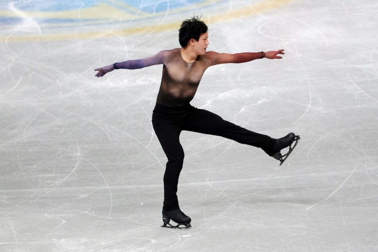 Adam Siao Him Fa lors du programme court en finale du Grand Prix de patinage à Nagoya, le 4 décembre 2025