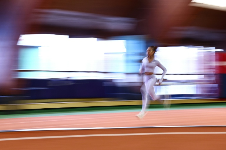 La sprinteuse française Paméra Losange, sourde de naissance, lors d'une séance d'entrainement à l'Institut du Sport, Expertise et Performance (INSEP) à Paris le 10 décembre 2025.