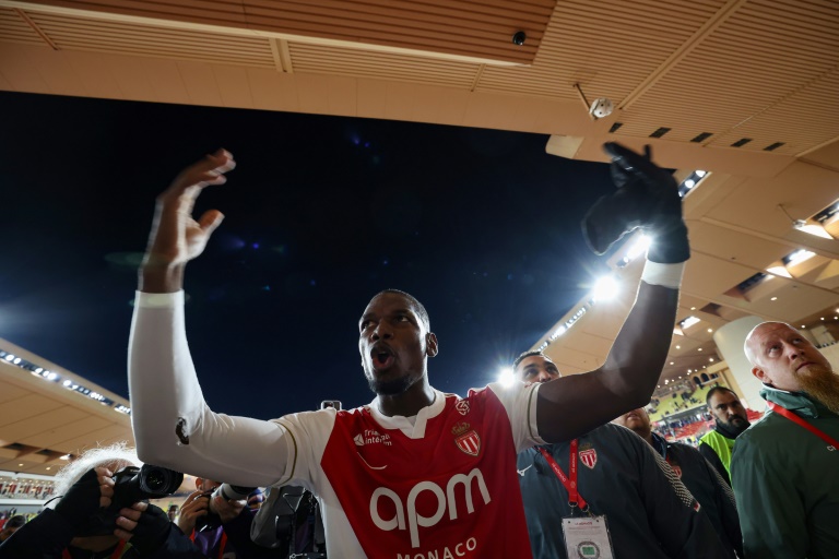 Paul Pogba harrangue la foule de supporters de Monaco à l'issue de la victoire contre Paris au stade Louis II, le 29 novembre 2025