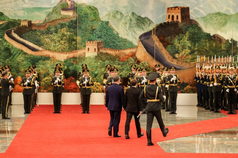 Le président chinois Xi Jinping  et le président français Emmanuel Macron au Palais du Peuple à Pékin, le 4 décembre 2025
