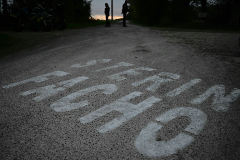 Des graffitis au sol lors d'une manifestation contre la tenue de la Nuit du bien commun, un gala de charité fondé par le milliardaire conservateur Pierre-Edouard Stérin, à Benon, en Charente-Maritime, le 24 septembre 2025