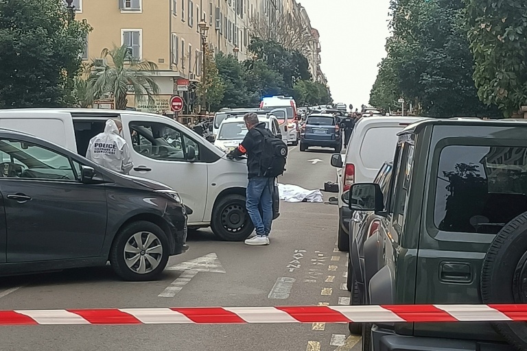 Des enquêteurs sur les lieux où un homme armé d'un couteau a été tué par la police, le 20 décembre 2025 à Ajaccio