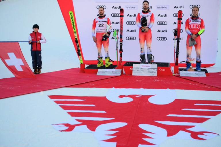 Les Suisses Luca Aerni (G), Loïc Meillard (C) et Marco Odermatt (D) sur le podium du slalom géant de Val d'Isère, le 13 décembre 2025