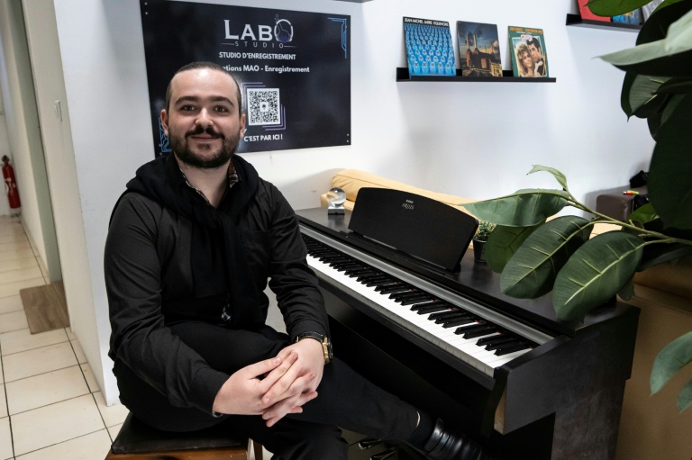 Matthieu Saliceti, propriétaire du studio de musique LABO, où il accueille une fois par semaine de jeunes adultes
pour des séances d'art-thérapie à Aubagne, près de Marseille, le 4 décembre 2025