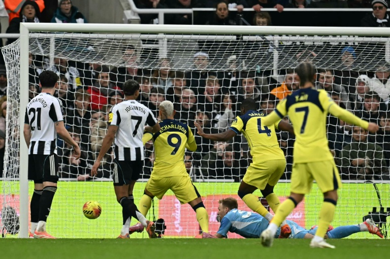 Le gardien de Newcastle Aaron Ramsdale concède le but de l'égalisation de Tottenham (en jaune) lors d'un match à rebondissements à St James' Park, le 2 décembre 2025