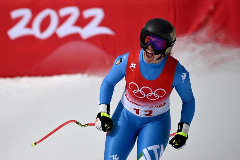 L'Italienne Sofia Goggia dans l'aire d'arrivée de la descente des JO-2022 de Pékin, dont elle s'est classée 2e, le 15 février 2022 à Yanqing