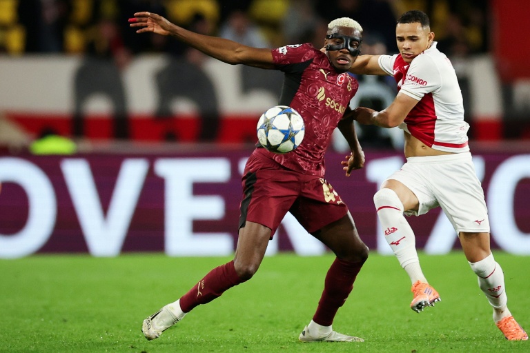 L'attaquant de Galatasaray Victor Osimhen (gauche) au duel avec le défenseur de Monaco Vanderson (droite), le mardi 9 décembre 2025, à Monaco
