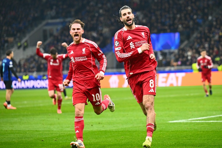 Le milieu de Liverpool Dominik Szoboszlai  (à droite) après son penalty victorieux contre l'Inter Milan en Ligue des champions, le 9 décembre 2025