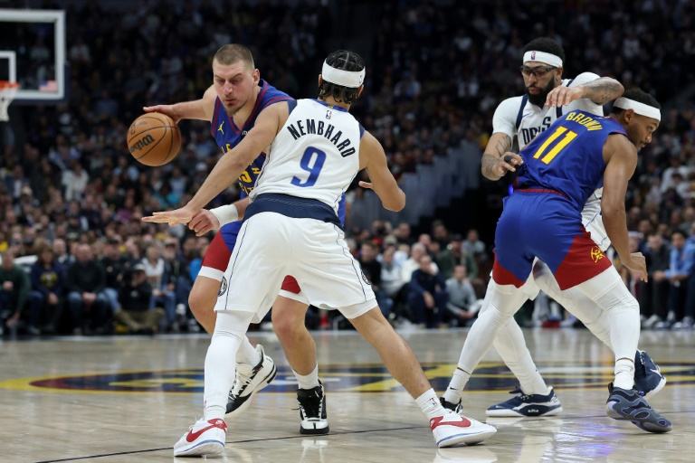 Nikola Jokic, la star des Denver Nuggets, en pleine action face aux Dallas Mavericks le 1er décembre  2025.