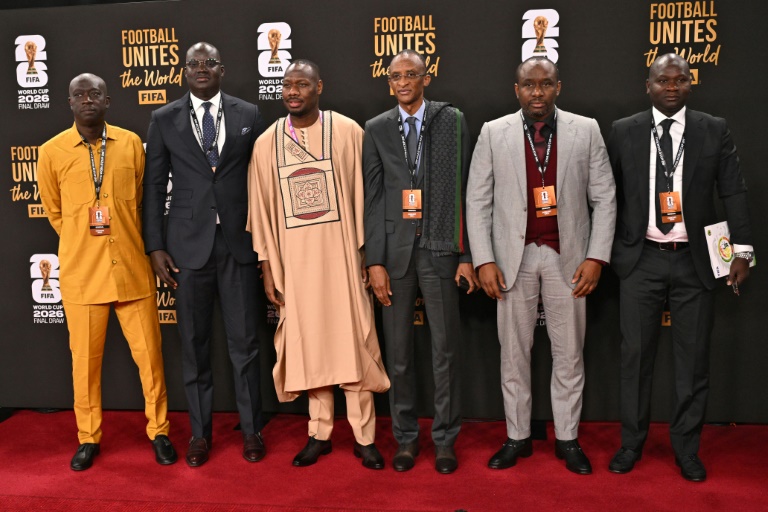 Les président et vice-président de la fédération sénégalaise de football, ainsi que le sélectionneur de l'équipe nationale Pape Thiaw (centre gauche) le 5 décembre 2025 à Washington DC