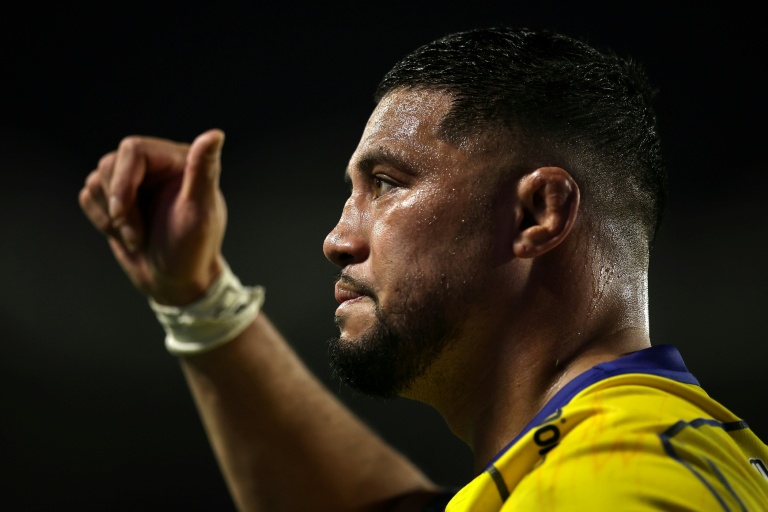 Le joueur néo-zélandais de Clermont Leon Seilala Lam salue le public à l'issue du match de championnat de France de rugby Top-14 entre Perpignan et Clermont au stade Aimé-Giral à Perpignan le 20 décembre 2025.