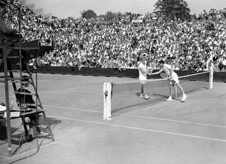 L'Italien Nicola Pietrangeli (à droite) serre la main de son adversaire, l'Australien Lewis Hoad en quart de finale du tournoi de de Roland-Garros le 21 mai 1956