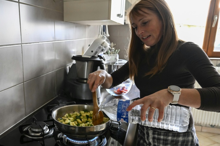 A Villy (Ardennes), Honorine cuisine à l'eau en bouteille en raison d'une pollution de l'eau du robinet aux PFAS, le 26 novembre 2025