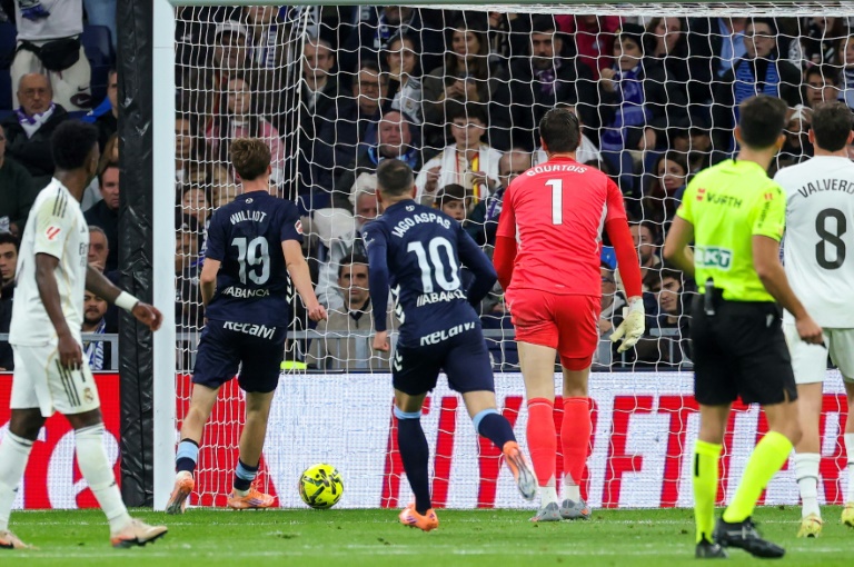 Williot Swedberg efface le gardien Thibault Courtois pour son deuxième but  dans la victoire surprise du Celta contre le Real Madrid, le 7 décembre 2025 à Santiago-Bernabeu