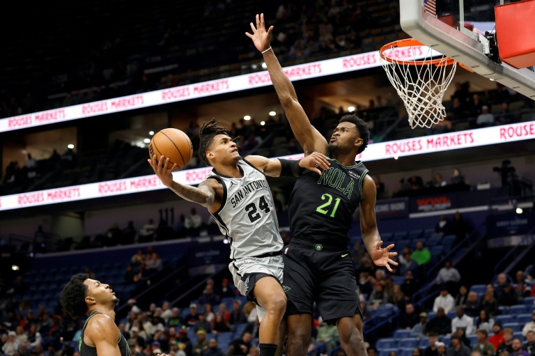 Devin Vassell (g.), l'arrière de San Antonio, tente de passer devant Yves Misi (d.), le pivot camerounais des New Orleans Pelicans, lors d'une rencontre de NBA à la Nouvelle-Orléans, le 8 décembre 2025