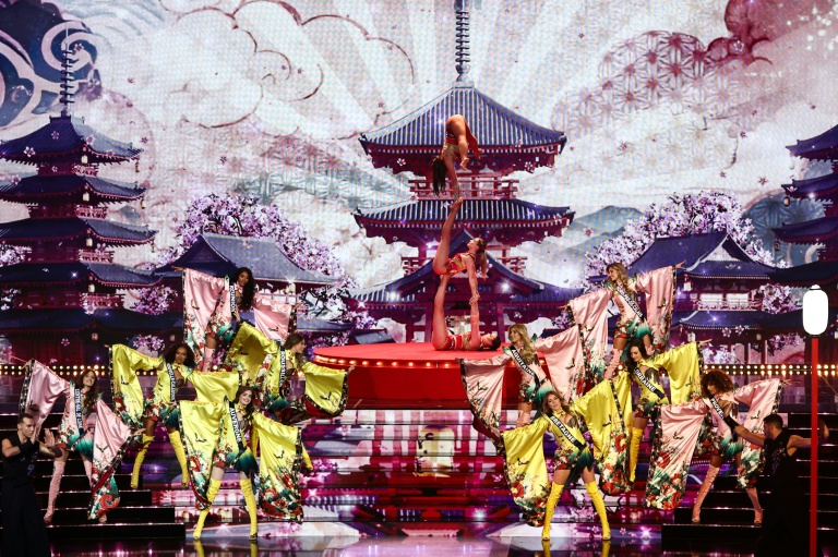 Des participantes à l'élection Miss France 2026 sur défilent sur scène, le 6 décembre 2025, à Amiens