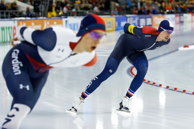 Timothy Loubineaud en action pendant le 10,000 mètres de la Coupe du monde de patinage sur glace de vitesse dans le Thialf stadium d'Heerenveen le 6 décembre 2025 aux Pays-Bas