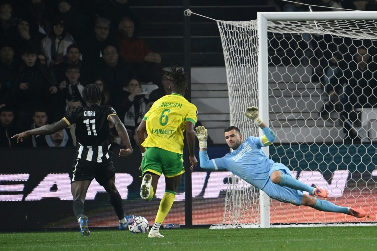 L'Angevin Sidiki Cherif (G) marque le deuxième but de la victoire de son équipe face à Nantes (4-1), le 12 décembre 2025 au Stade Raymond-Kopa d'Angers