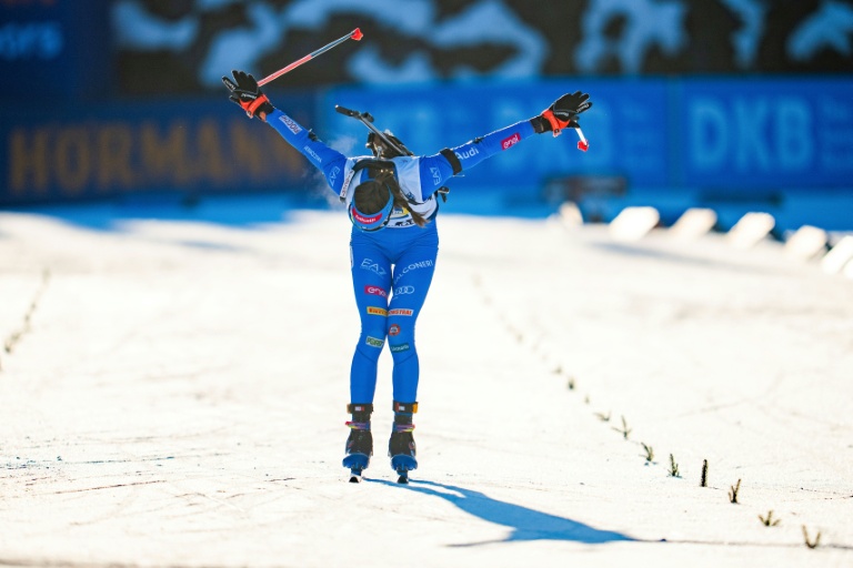 Partie 14e, Lisa Vittozzi a comblé la minute de retard qu'elle avait au départ pour remporter la poursuite de Hochfilzen le 14 décembre 2025. L'Italienne signe sa première victoire depuis son retour en Coupe du monde après une saison blanche passée à soigner son dos