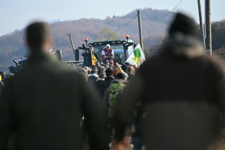 Des agriculteurs manifestent contre l'abattage d'un troupeau de 200 vaches, après la détection d'un cas de dermatose nodulaire contagieuse (DNC) aux Bordes-sur-Arize, le 11 décembre 2025 en Ariège